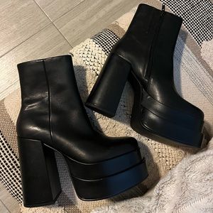 Steve Madden Platform Leather boots!